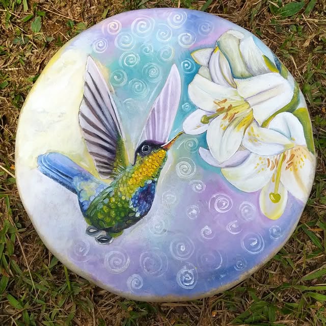 Obra original de Tambores Chasqui: colibrí y flores pintados sobre el tambor