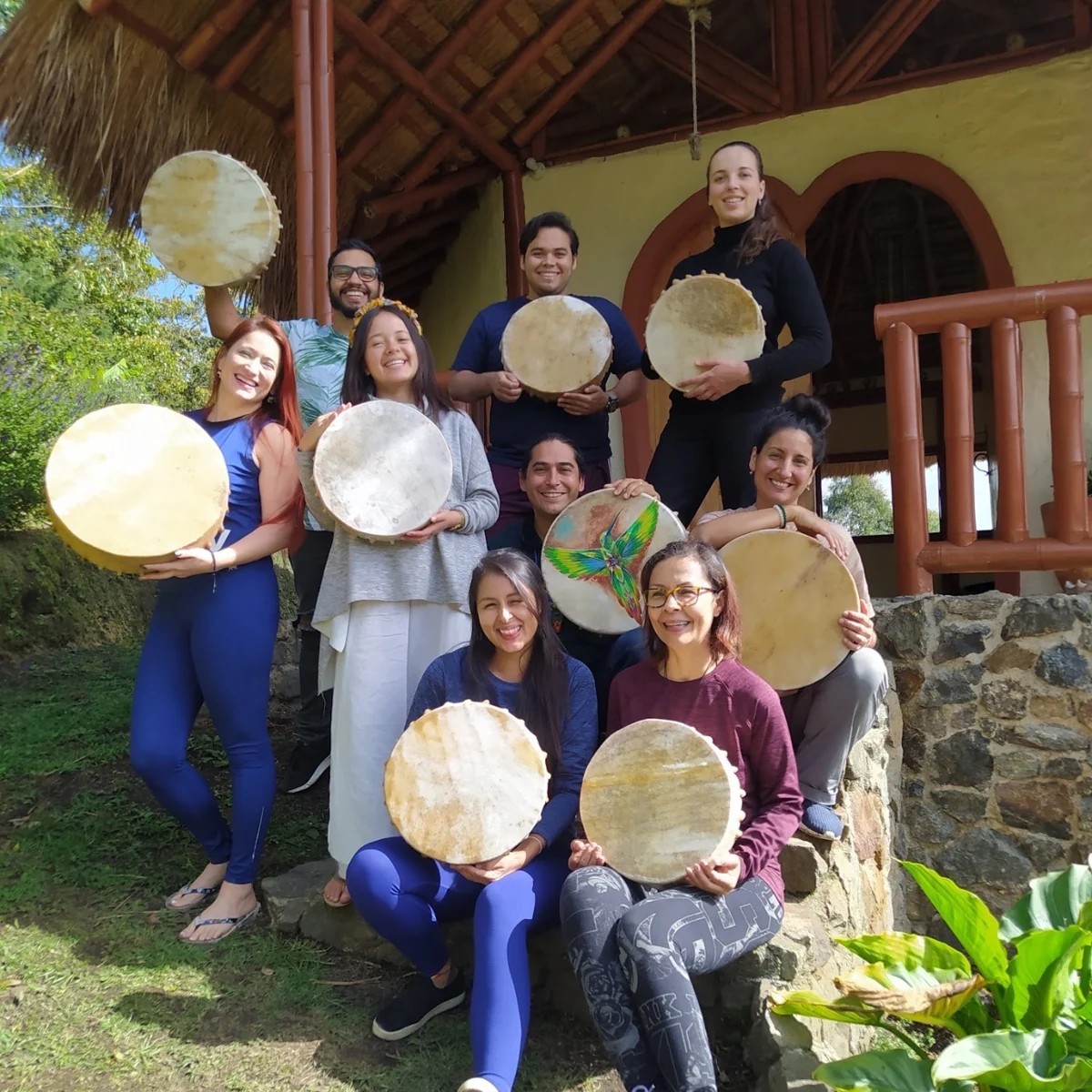 Participantes compartiendo sus tambores en una imagen de Chasqui